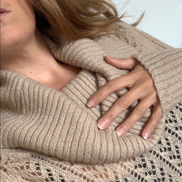 DKNY Sweater - Picture 2 of 7